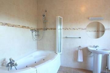 Фото номера Дом с 2 спальнями Дома для отпуска Bun Cill Athat г. Кенмэр 26