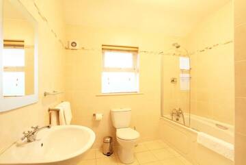 Фото номера Дом с 4 спальнями Дома для отпуска Ardmullen 4-Bedroom Holiday Home г. Кенмэр 41