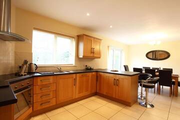 Фото номера Дом с 4 спальнями Дома для отпуска Ardmullen 4-Bedroom Holiday Home г. Кенмэр 47