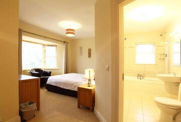 Фото номера Дом с 4 спальнями Дома для отпуска Ardmullen 4-Bedroom Holiday Home г. Кенмэр 17