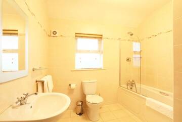 Фото номера Дом с 4 спальнями Дома для отпуска Ardmullen 4-Bedroom Holiday Home г. Кенмэр 20
