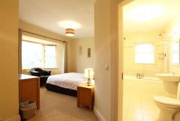 Фото номера Дом с 4 спальнями Дома для отпуска Ardmullen 4-Bedroom Holiday Home г. Кенмэр 38