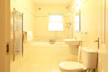 Фото номера Дом с 4 спальнями Дома для отпуска Ardmullen 4-Bedroom Holiday Home г. Кенмэр 36